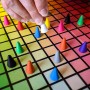 The OP Usaopoly | Juego de mesa Hues and Cues en inglés para toda la familia | Juego de fiesta para 3-10 jugadores | Para jugar