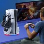 Mcbazel Soporte Vertical PS5 Slim con Luz Ambiental LED, Base de Carga Rápida para Dos Controladores con Accesorios Gancho