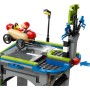 LEGO City Sin Límites: Rampa de Aceleración para Coches de Carreras de Juguete con 4 Minifiguras, 2 Autos Locos de Perrito
