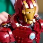 LEGO Marvel Busto de Iron Man MK4 - Maqueta para Adultos de Superhéroe con Minifigura de Tony Stark, Cañones de Hombros y Cabeza