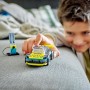 LEGO City Deportivo Eléctrico, Coche de Juguete con Minifigura de Piloto, Jugar a Las Carreras, Regalo para Niños y Niñas de 5