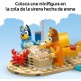 LEGO Bluey Excursión Familiar a la Playa de Bluey - 3 Minifiguras Inc. Bingo y Chilli - 2 Tablas de Surf, Castillo de Arena y