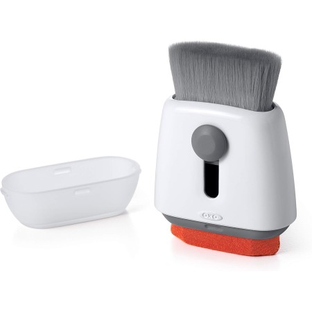 OXO Good Grips Cepillo Sweep & Swipe para limpiar el teclado del ordenador, color blanco