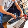 Hercules DJControl Starlight - Controladora DJ USB portatil de 2 pistas y 8 Pads, software Serato DJ Lite, para PC y MAC