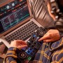 Hercules DJControl Starlight - Controladora DJ USB portatil de 2 pistas y 8 Pads, software Serato DJ Lite, para PC y MAC