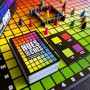The OP Usaopoly | Juego de mesa Hues and Cues en inglés para toda la familia | Juego de fiesta para 3-10 jugadores | Para jugar
