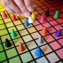 The OP Usaopoly | Juego de mesa Hues and Cues en inglés para toda la familia | Juego de fiesta para 3-10 jugadores | Para jugar
