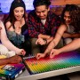 The OP Usaopoly | Juego de mesa Hues and Cues en inglés para toda la familia | Juego de fiesta para 3-10 jugadores | Para jugar