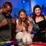 The OP Usaopoly | Juego de mesa Hues and Cues en inglés para toda la familia | Juego de fiesta para 3-10 jugadores | Para jugar