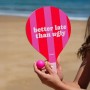 Fisura – Set de Palas de Playa Original “Better Late Than Ugly”. Palas de Madera Rosas y Rojas con Bolsa de Red. Raquetas de