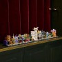 LEGO Harry Potter Tiendas Mágicas del Callejón Diagon Maqueta para Adultos y 12 Micro Figuras de Colección, Autobús Noctámbulo,
