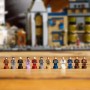 LEGO Harry Potter Tiendas Mágicas del Callejón Diagon Maqueta para Adultos y 12 Micro Figuras de Colección, Autobús Noctámbulo,