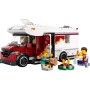 LEGO City Autocaravana Aventurera de Vacaciones, Furgoneta de Juguete y 3 Minifiguras (Mamá, Papá y Bebé), Juego de Viaje con