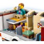 LEGO City Autocaravana Aventurera de Vacaciones, Furgoneta de Juguete y 3 Minifiguras (Mamá, Papá y Bebé), Juego de Viaje con