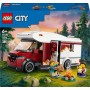 LEGO City Autocaravana Aventurera de Vacaciones, Furgoneta de Juguete y 3 Minifiguras (Mamá, Papá y Bebé), Juego de Viaje con