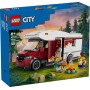 LEGO City Autocaravana Aventurera de Vacaciones, Furgoneta de Juguete y 3 Minifiguras (Mamá, Papá y Bebé), Juego de Viaje con