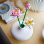 LEGO Botanical Flores de Loto Maquetas de Flores Artificiales, Regalo del Día de la Madre y Niñas y Niños de 8+ Años, 3 Modelos
