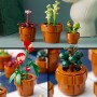LEGO Botanical Plantas Diminutas con 9 Flores Artificiales para Construir en Maceta de Terracota, Regalo para el Día de la