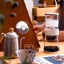 Kilimazart Soporte de papel para filtro de café con cubierta a prueba de polvo, contenedor de almacenamiento de filtro de café,