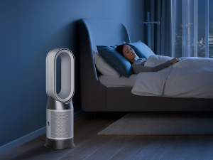 Purificador Dyson Hot+Cool Gen1 en uso en un dormitorio por la noche.