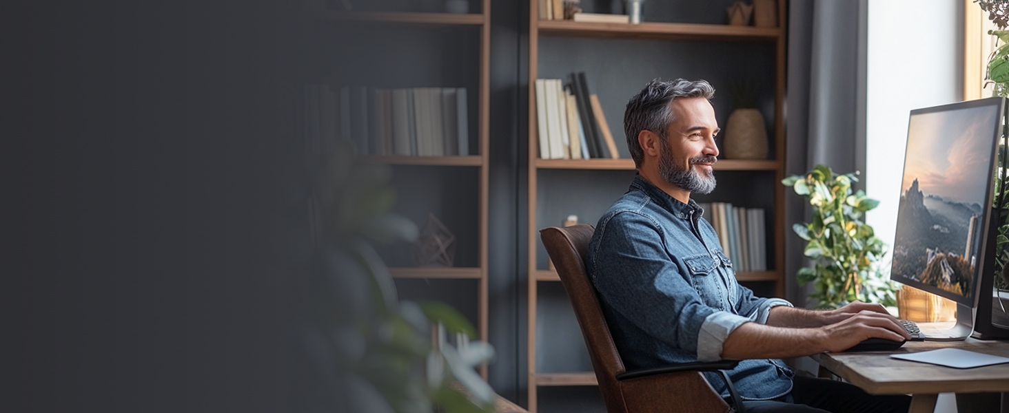 Un hombre disfruta de WiFi rápido en su PC de sobremesa con el adaptador USB AX900 Dual Band WiFi 6