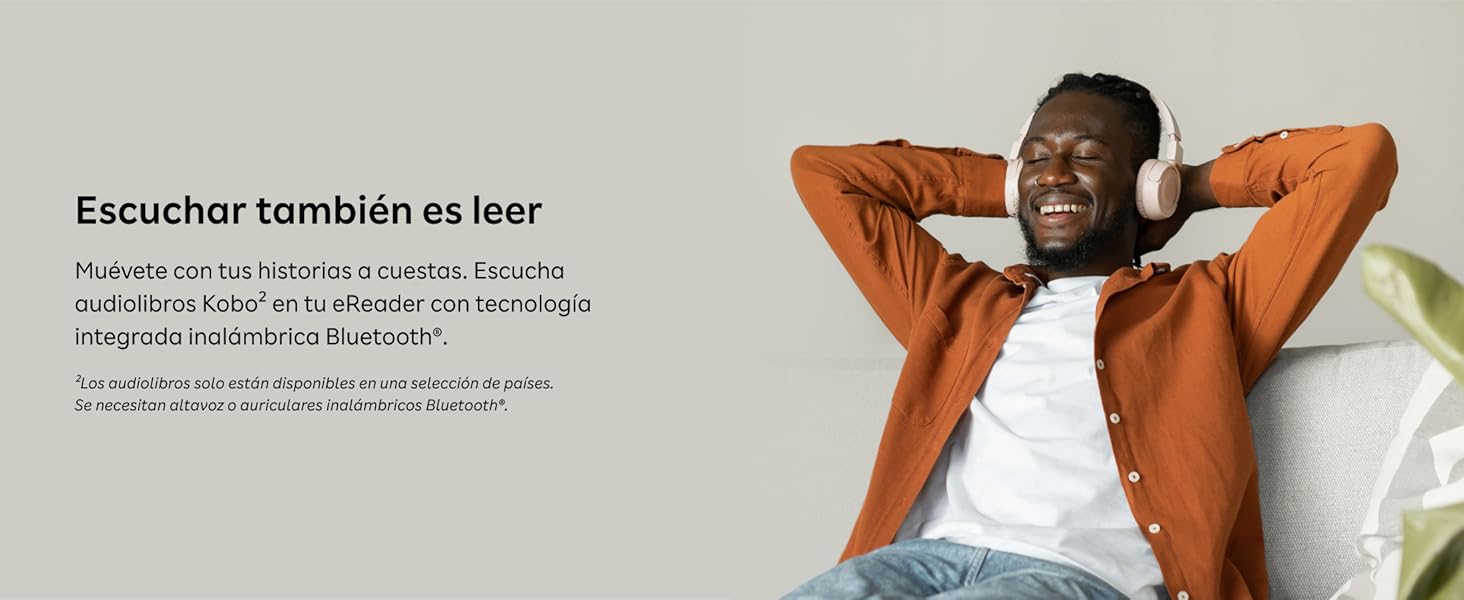 Una persona que lleva una chaqueta naranja se relaja en una silla blanca mientras usa auriculares, con texto en español superpuesto sobre escuchar y leer