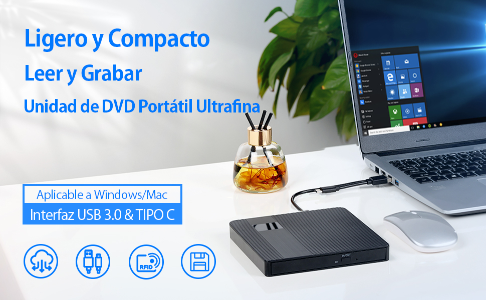 Unidad de DVD externa portátil conectada a una computadora portátil. Cuenta con USB 3.0, interfaz tipo C, diseño compacto. Compatible con Windows/Mac. Plantas y objetos decorativos visibles.