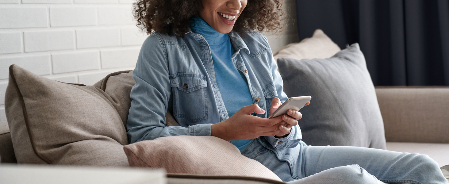 Una mujer experimenta mejor señal y mayor velocidad en su smartphone gracias al extensor WiFi 6