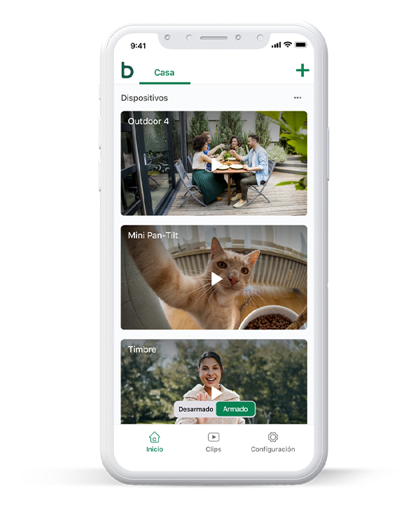 Un teléfono inteligente muestra la app de Blink, desde la que puedes armar el sistema, iniciar un vídeo en directo, ver los clips de vídeo que has guardado y mucho más.