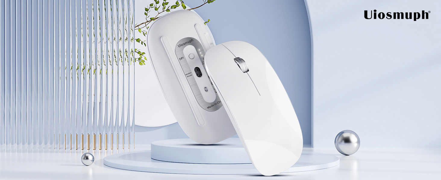 Configuración de ratón de ordenador inalámbrico blanco y base de carga sobre un fondo azul claro.