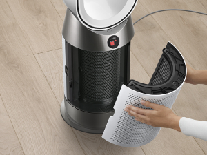 Manos cambiando el filtro del purificador Dyson Purifier Hot+Cool Gen1.