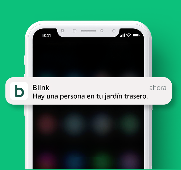 Se muestra una alerta de la app de Blink en un teléfono para avisar de que se ha detectado a una persona en el jardín posterior.