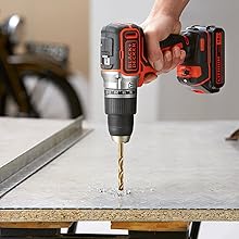 Una persona perforando una chapa metálica con un taladro BLACK+DECKER.