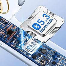 Primer plano de los componentes azules de la placa de circuito con tecnología Bluetooth. Múltiples componentes electrónicos y conexiones visibles sobre un fondo azul claro.