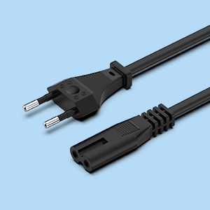 con un conector de dos clavijas de estilo europeo en un extremo y un conector C7 en el otro, que se muestra sobre un fondo