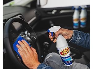 hombre pulverizando 361 Todo Uso Coche en el volante de un coche