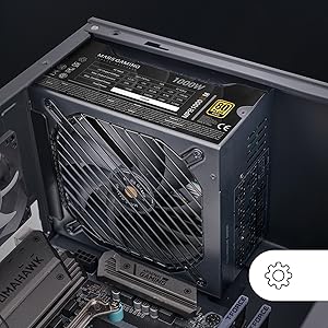 Primer plano de la fuente de alimentación negra de la computadora con ventilador de refrigeración visible a través de una rejilla de malla.