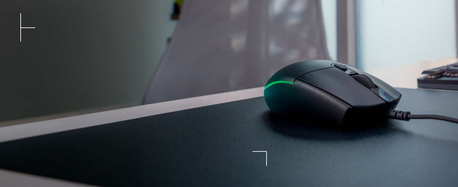 Ratón de computadora sobre superficie oscura, que muestra un diseño inalámbrico negro simple sobre fondo gris.