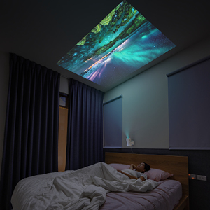 que muestra imágenes vívidas de auroras de color azul verdoso en el techo del dormitorio sobre la cama en