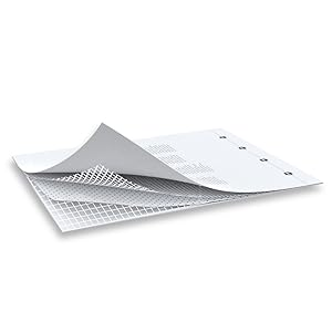 Pila de papeles o documentos blancos con las esquinas dobladas, que muestran hojas en capas con un sutil patrón de superficie texturizado