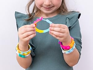 Pulsera con 4 huecos para atarla y ajustarlas para detalle cumpleaños infantil