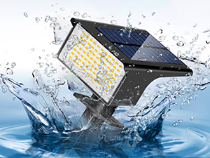 El reflector LED salpica en el agua, lo que demuestra su capacidad de impermeabilidad con gotas de agua visibles y efecto de salpicadura.