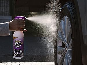 Mano de un hombre pulverizando V60 Sport en la llanta de un coche