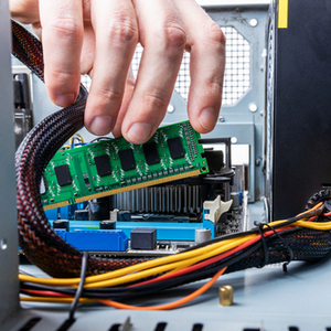 Mano instalando un módulo de la computadora de escritorio en la ranura dentro de la computadora
