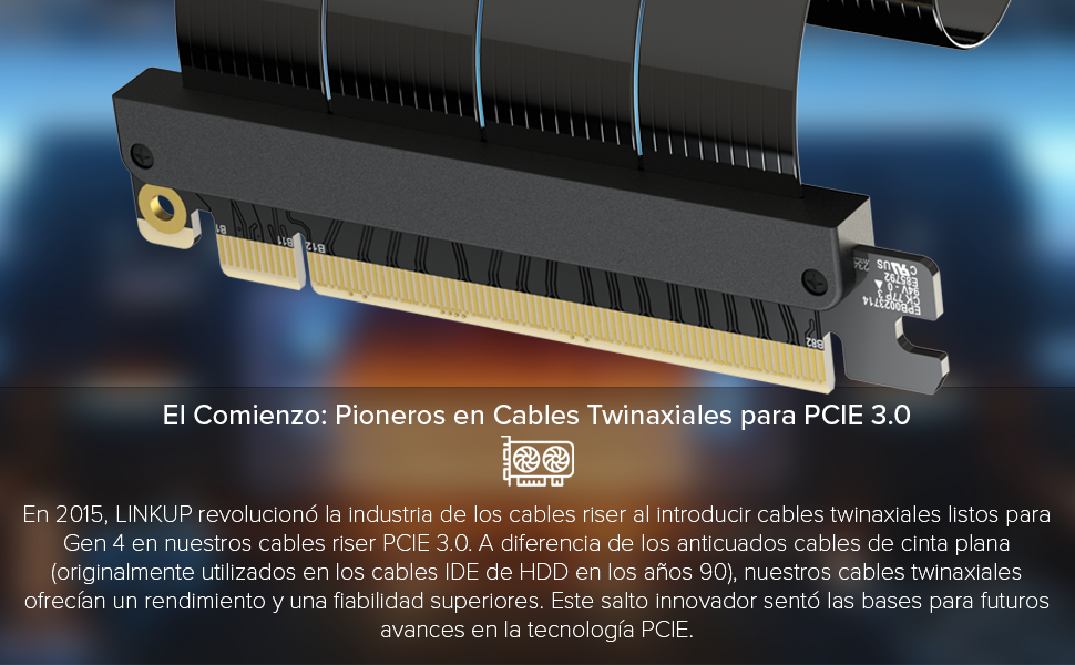 Componente conector de cable PCIe negro con contactos dorados y filas paralelas de pines, que se muestra con detalles técnicos sobre un fondo azul