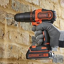 Taladro BLACK+DECKER perforando una pared de ladrillo