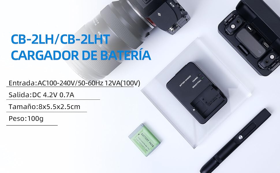 Cargador de baterías para cámara CB-2LH/CB-2LHT con entrada AC100-240 V, salida DC 4,2 V 0,7 A. Se muestra con batería verde, lente de cámara y lápiz óptico sobre una superficie blanca.
