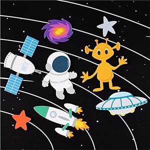 Juguete del universo con naves espaciales, cohetes, astronautas, extraterrestres