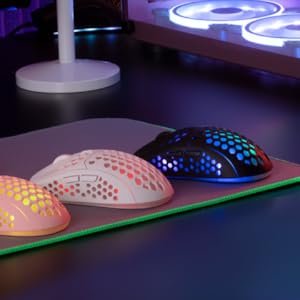 Serie de imágenes que muestran efectos de iluminación iluminados de estilo neón en colores rosa y azul sobre fondos oscuros, mostrando varios patrones decorativos.