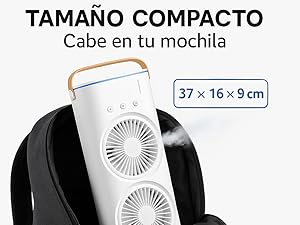 Demostración de un ventilador portátil colocado en una mochila negra, haciendo hincapié en su tamaño compacto y apto para viajes.